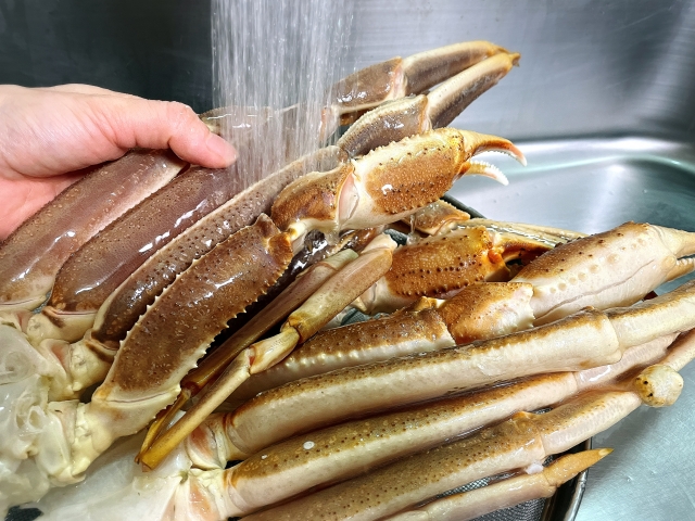 カニを流水で解凍する様子